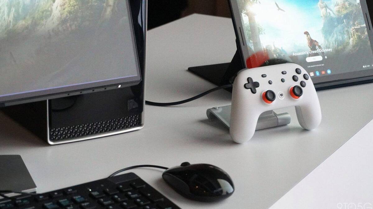 На сайте Google Stadia появились новые игры 3 Игровая консоль Google Stadia и два планшета на столе