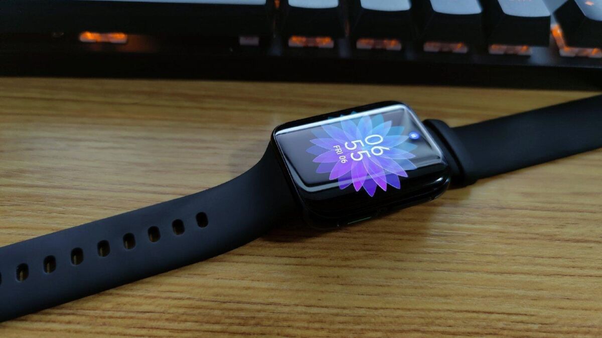 Умные часы Oppo Watch на деревянной поверхности вблизи клавиатуры