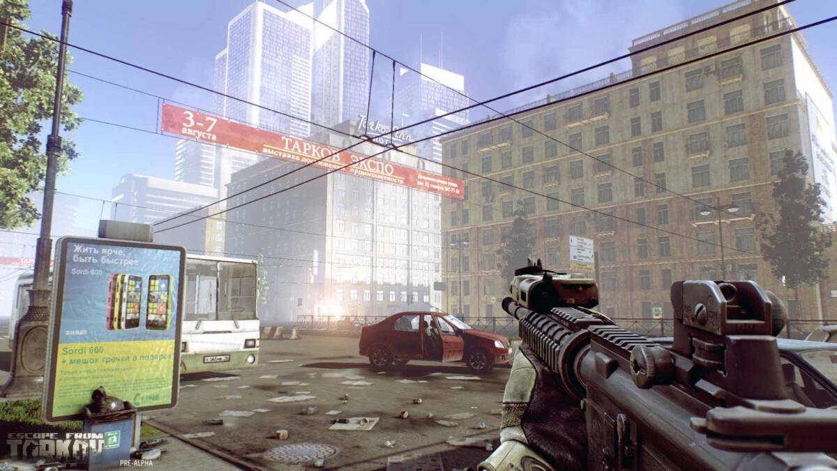 Обзорное изображение игрового шутера Escape from Tarkov на ПК с видом от первого лица с оружием в руке и городской сценой