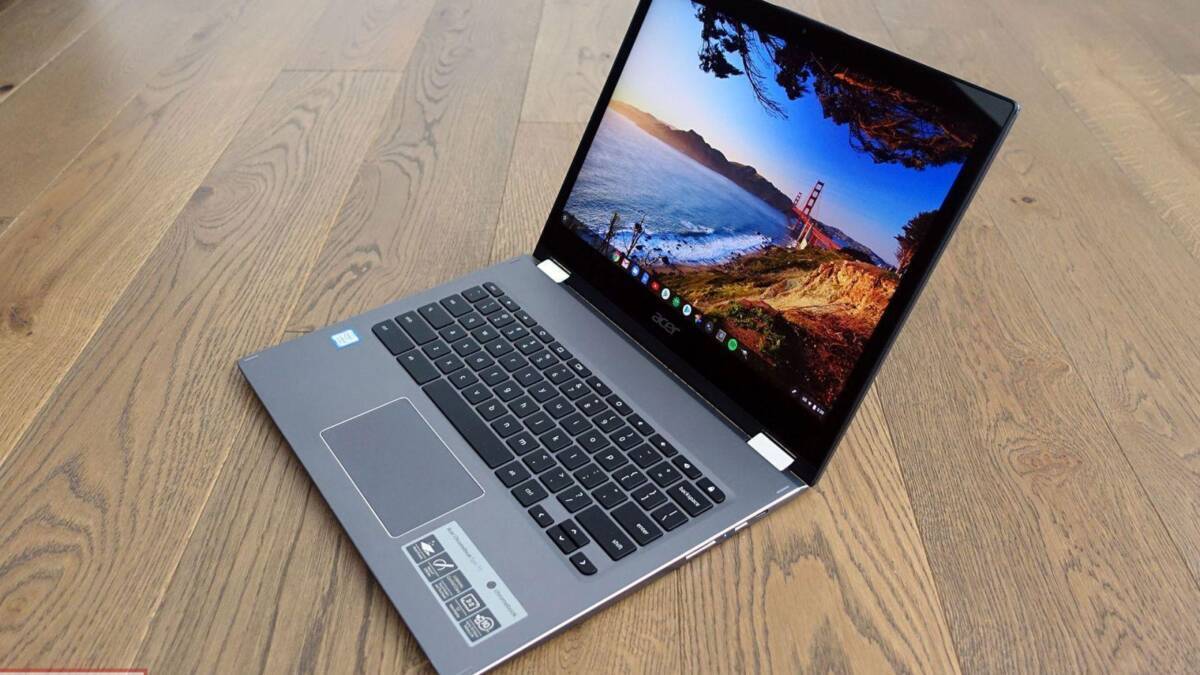 Ноутбук Acer Chromebook Enterprise Spin 713 на деревянном полу