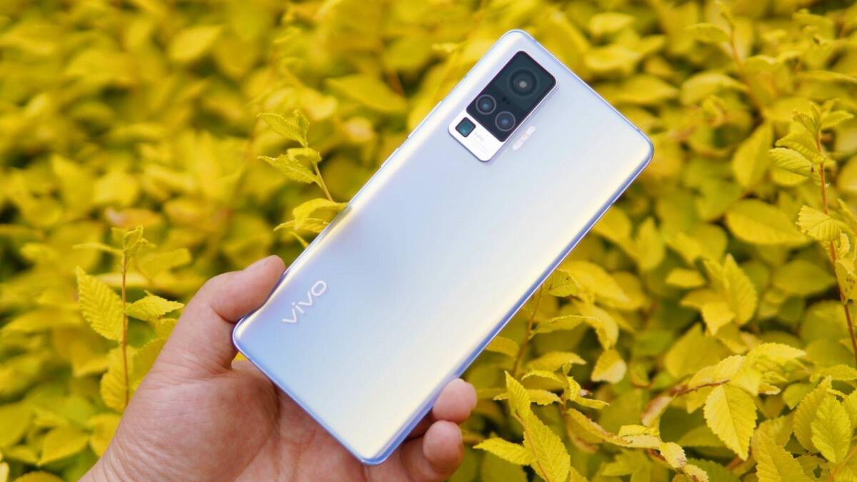 Смартфон Vivo на фоне желтых листьев сзади