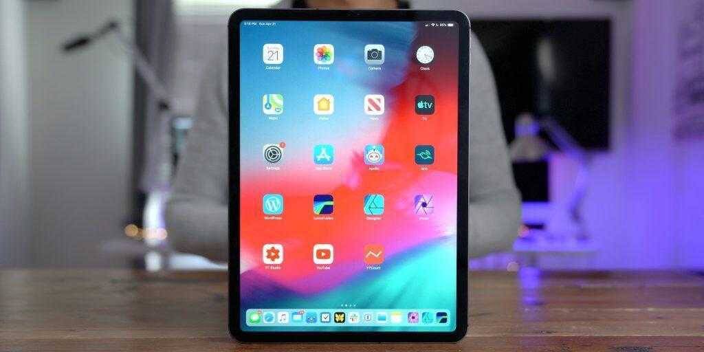 Планшет iPad Pro с большими экранами и иконками приложений