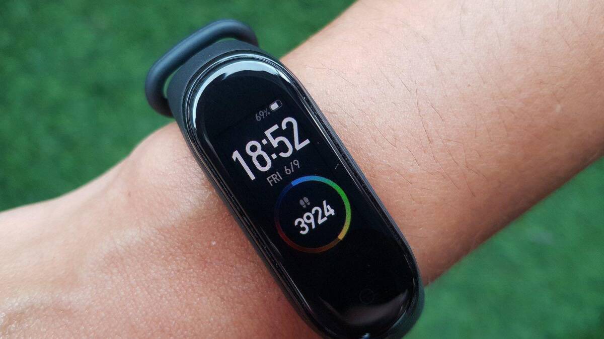 Циферблат Xiaomi Mi Band 5 с отображением времени и шагов
