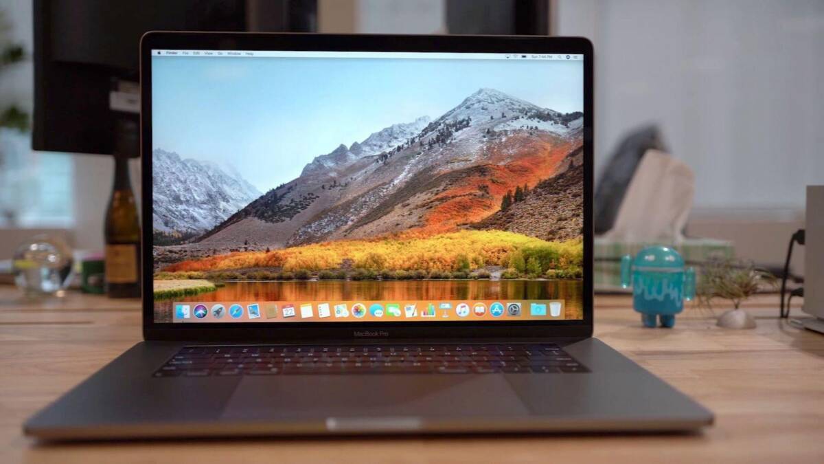 Ноутбук MacBook Pro с открытым экраном и рабочим столом