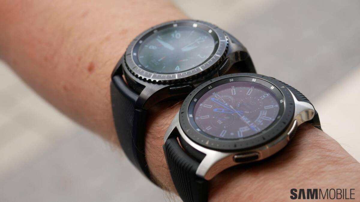 Два умных часов Samsung Galaxy Watch 3 на руке