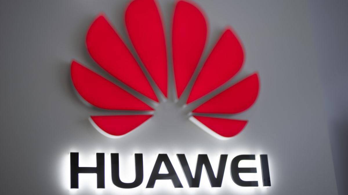 Логотип Huawei с подсветкой на белой стене