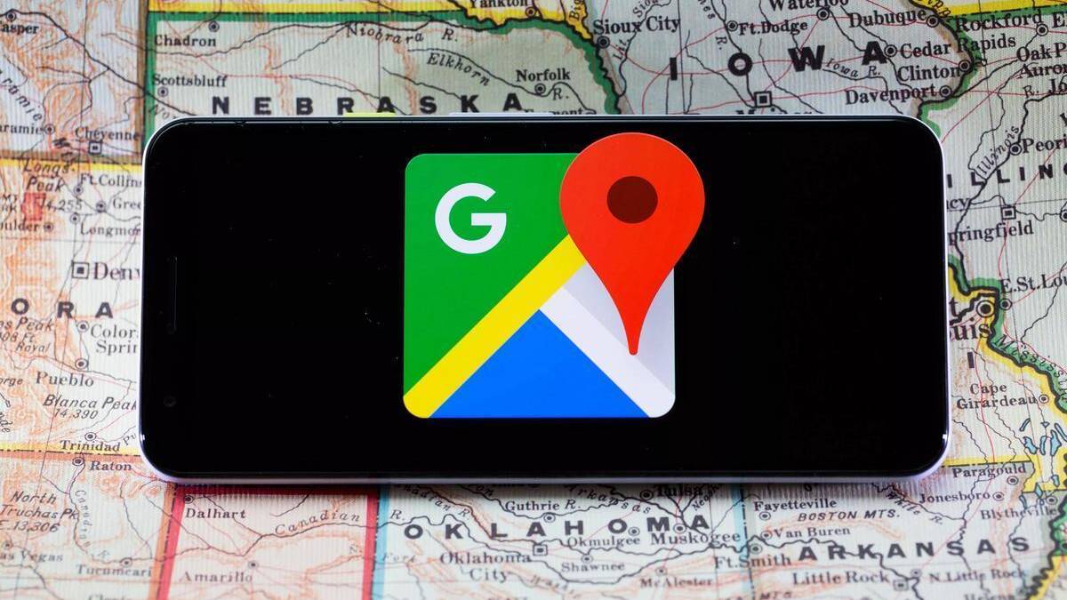 Смартфон с приложением Google Карты на экране