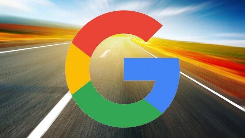 Логотип Google Chrome на движущемся дороге