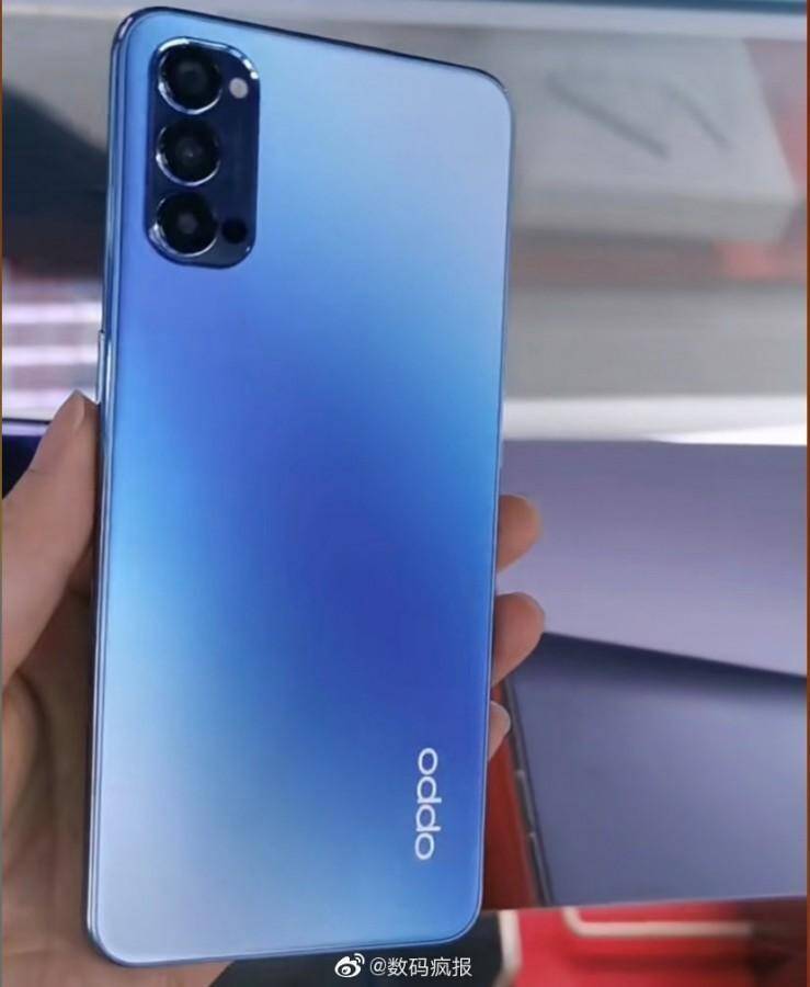 Смартфоны Oppo Reno4 5G и Reno4 Pro 5G нашли в магазинах 10 Человек держит смартфон Oppo Find X9 Ultra со штативом или аксессуаром для стабилизации