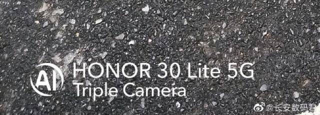 Надпись Honor 30 Lite 5G Triple Camera на асфальте