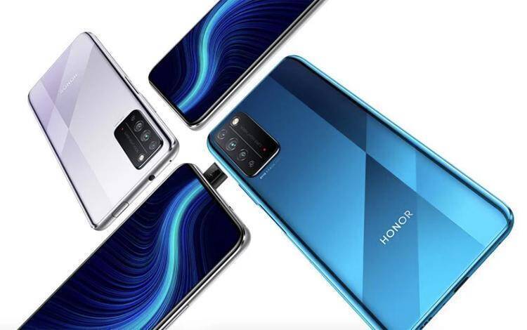 Смартфон Honor Magic4 с крупной круговой камерой на белом фоне в песчаной местности
