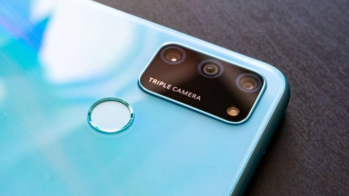 Задняя панель смартфона Honor с тройной камерой и сенсором отпечатков пальцев