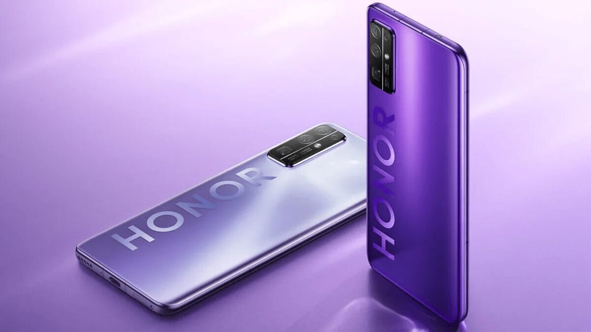 Фиолетовый смартфон Honor 30S с задней камерой крупным планом