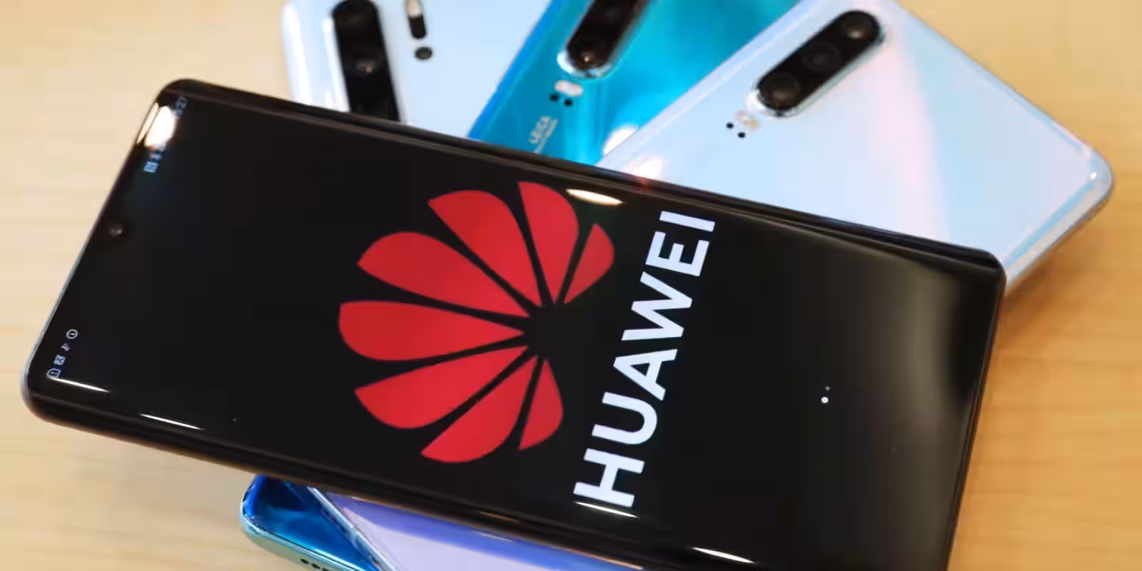 Huawei запатентовал смартфон с подэкранной камерой и виртуальными кнопками 2 https s3 ap northeast 1.amazonaws.com psh ex ftnikkei 3937bb4 images 0 5 8 5 21085850 1 eng gb 20190521175442 d scaled 1