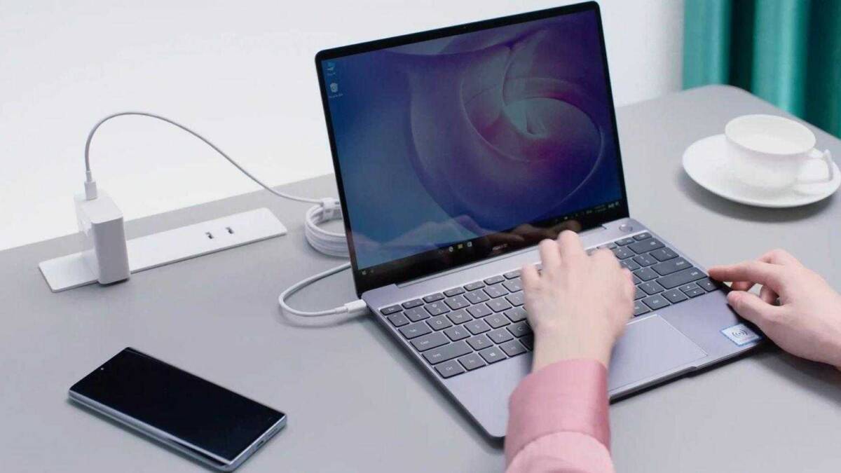 Ноутбук Huawei MateBook 13 с дисплеем и клавиатурой, подключенный к кабелю