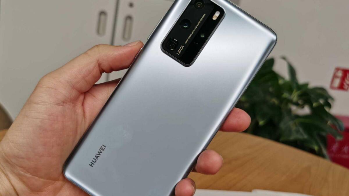 Смартфон Huawei P40 Pro Plus в руке сзади