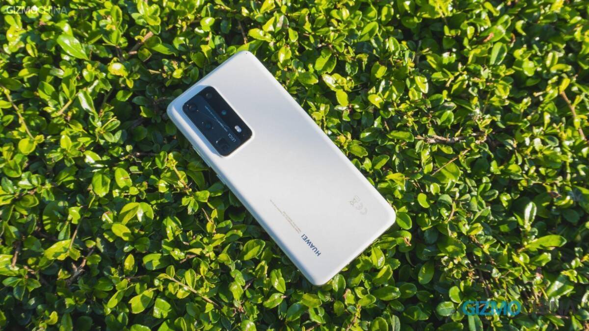 Белый смартфон Huawei Enjoy 20 Pro на зеленых листьях