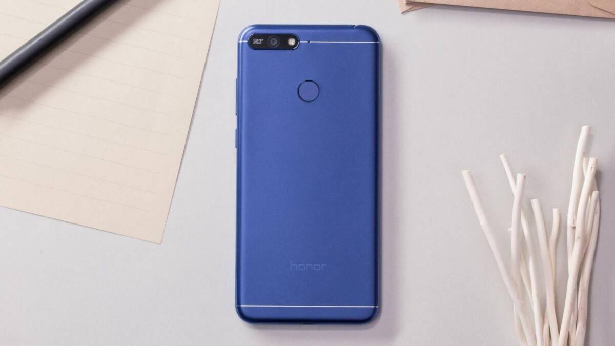 Задняя панель смартфона Honor с камерой и сканером отпечатков пальца