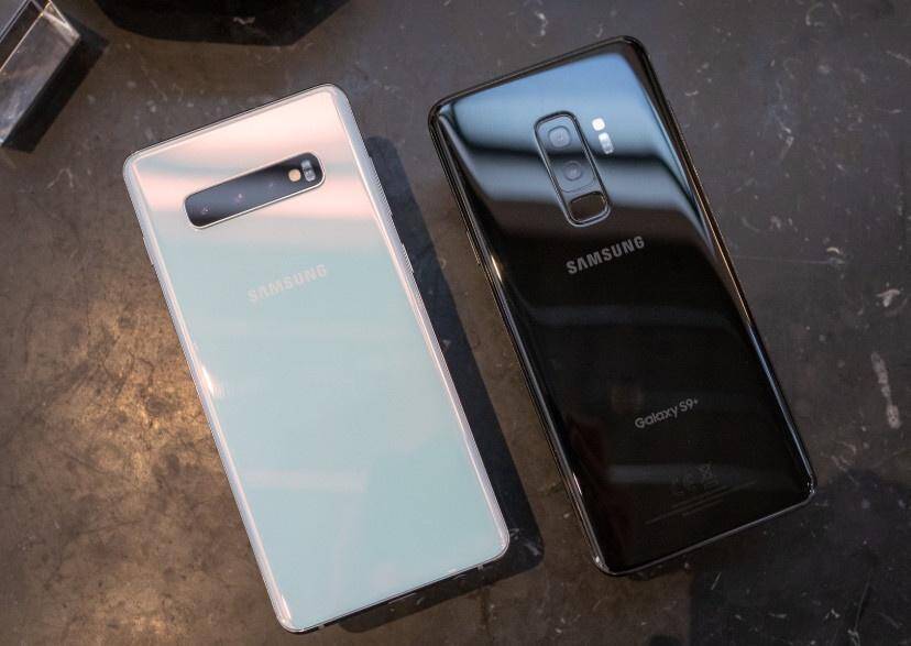 Обновление One UI 2.1 теперь доступно для Samsung Galaxy S9 и S9 Plus 5 Два смартфона Samsung Galaxy S10 Plus и S10 сзади, один в белом цвете и один в черном