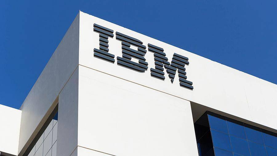Современное офисное здание с логотипом IBM на фасаде