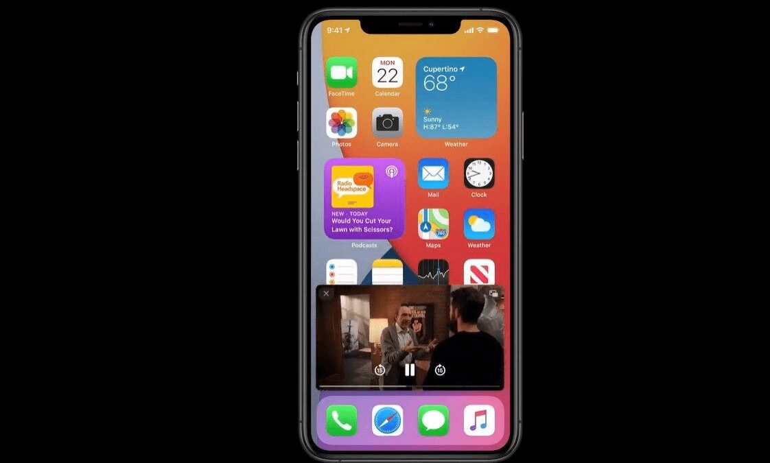 Бионический костюм с зелеными элементами и интерфейсом