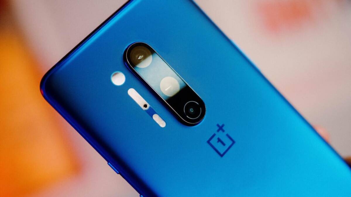 Обзор задней панели OnePlus Z с тремя камерами и логотипом компании на голубом фоне