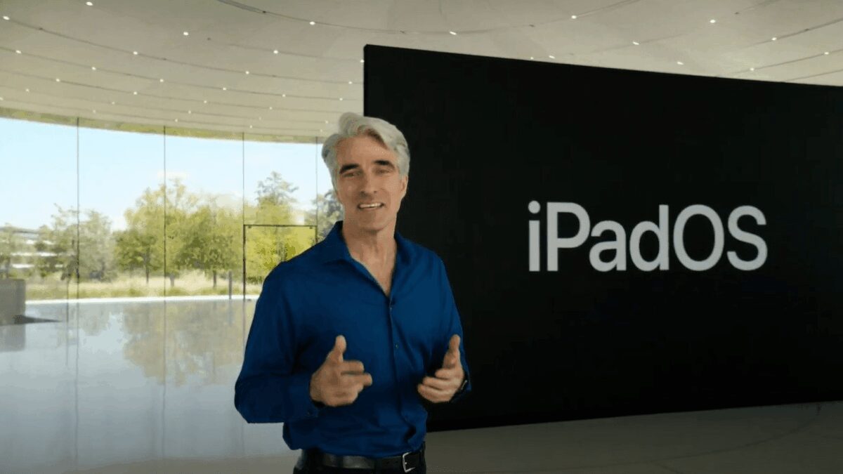 Человек в синей рубашке представляет iPadOS 14 под современным архитектурным потолком