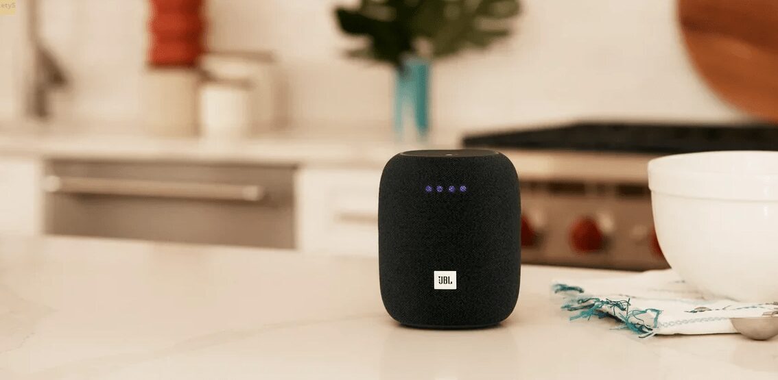 умная колонка JBL с индикаторами на передней панели