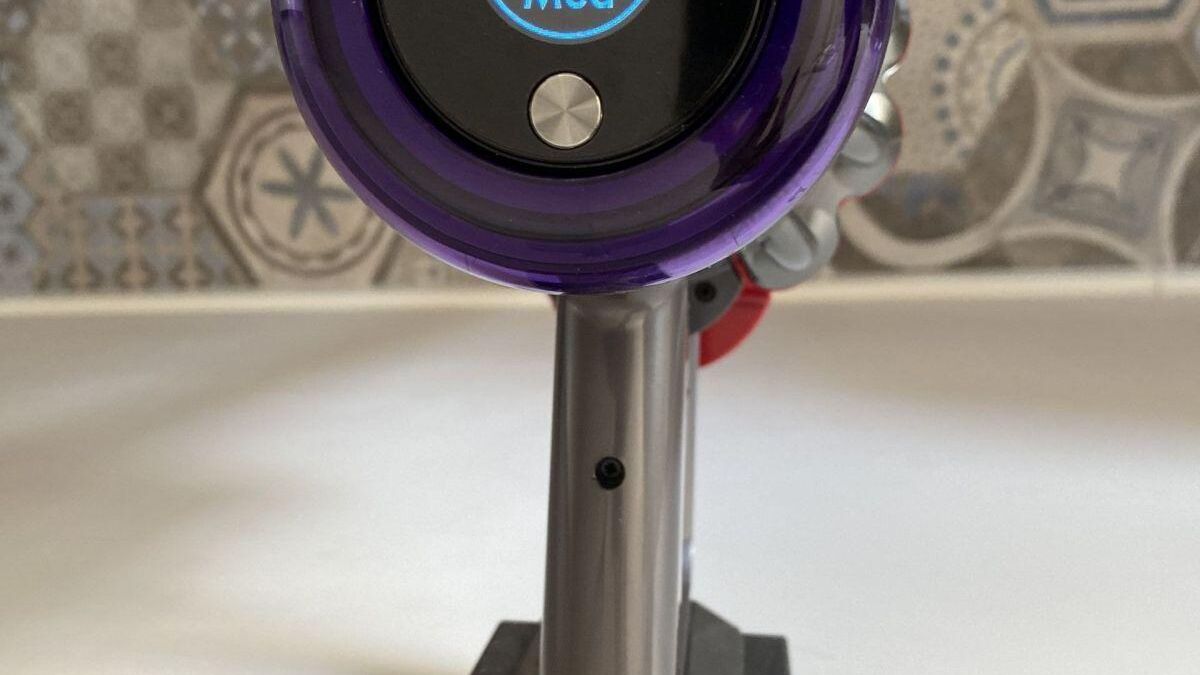 Цифровой дисплей Dyson V11 Absolute показывает уровень заряда и режим работы