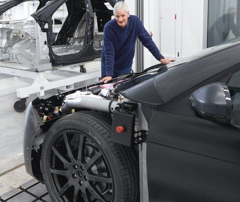 Инженер возле корпуса электросуперкара Dyson внедорожник