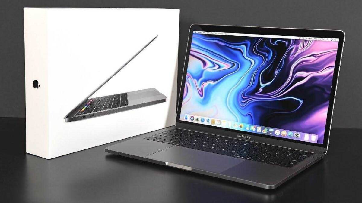 Открытый MacBook Pro с дисплеем и клавиатурой
