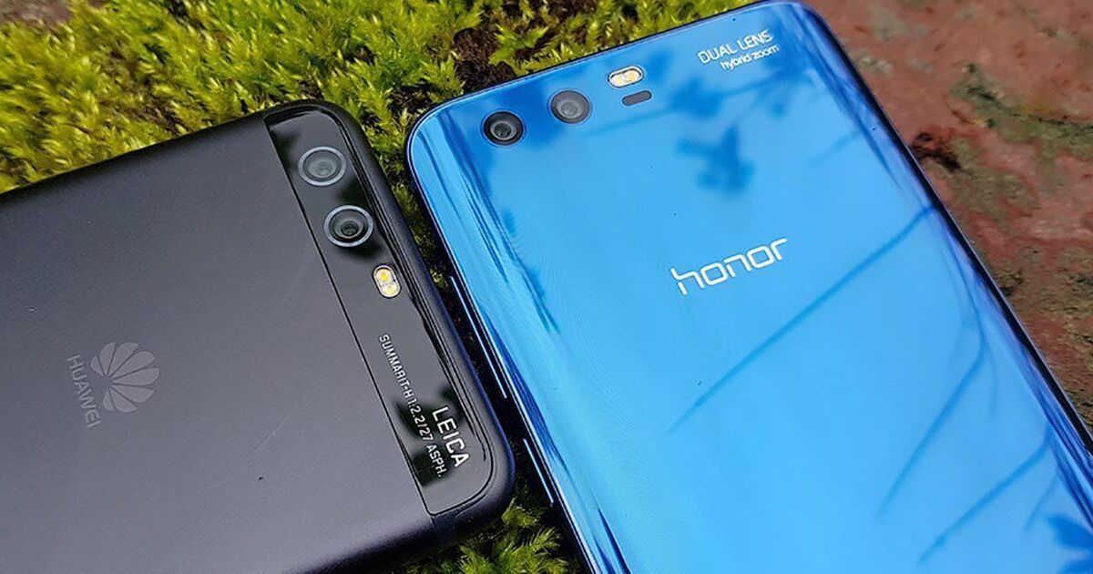 Две смартфона Huawei и Honor с фронтальными камерами и двойной камерой задней стороны