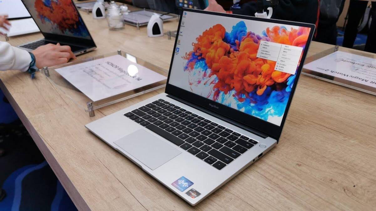 Два смартфона Unihertz Titan 2 с клавиатурой на столе