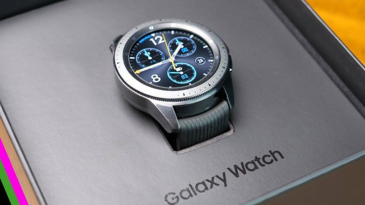 Умные часы Galaxy Watch на зарядке в упаковке