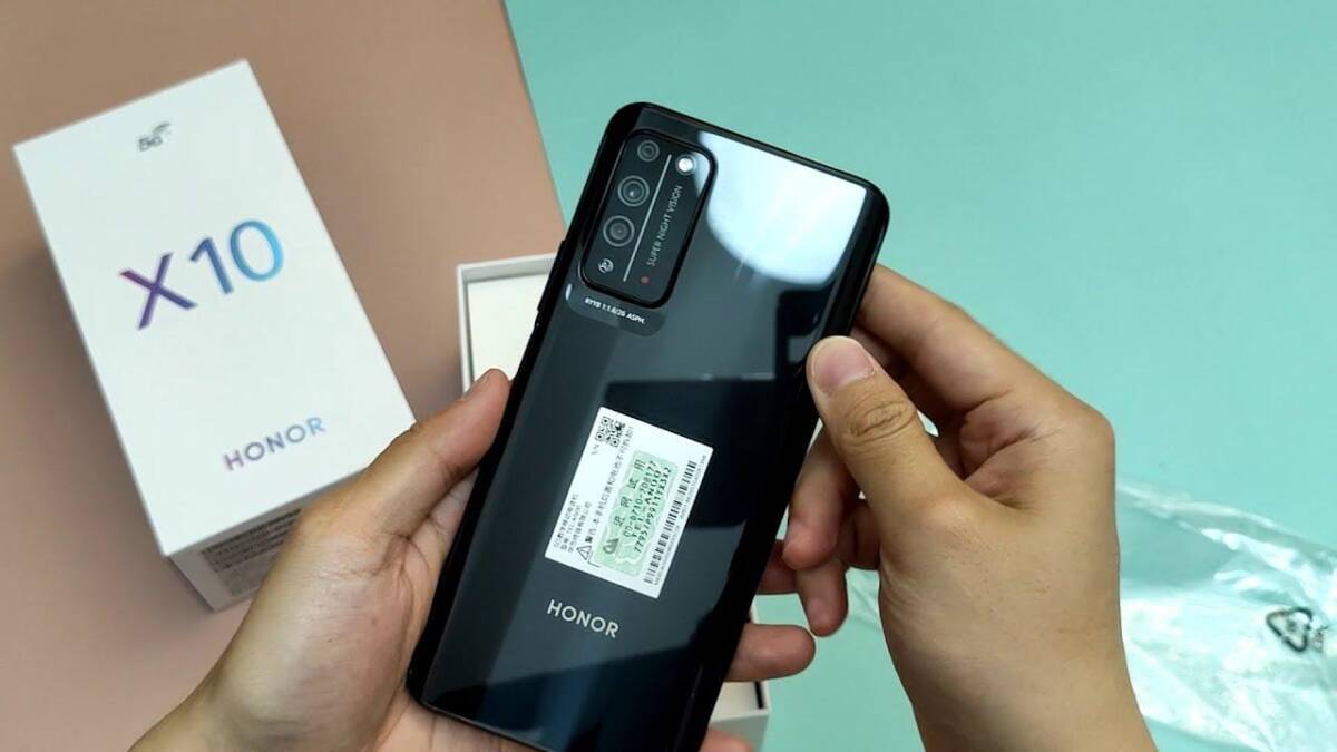 Человек держит смартфон Honor X10 Max сзади