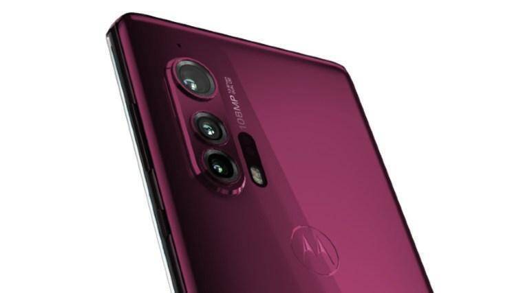 Задняя панель смартфона Motorola с тремя камерами и логотипом