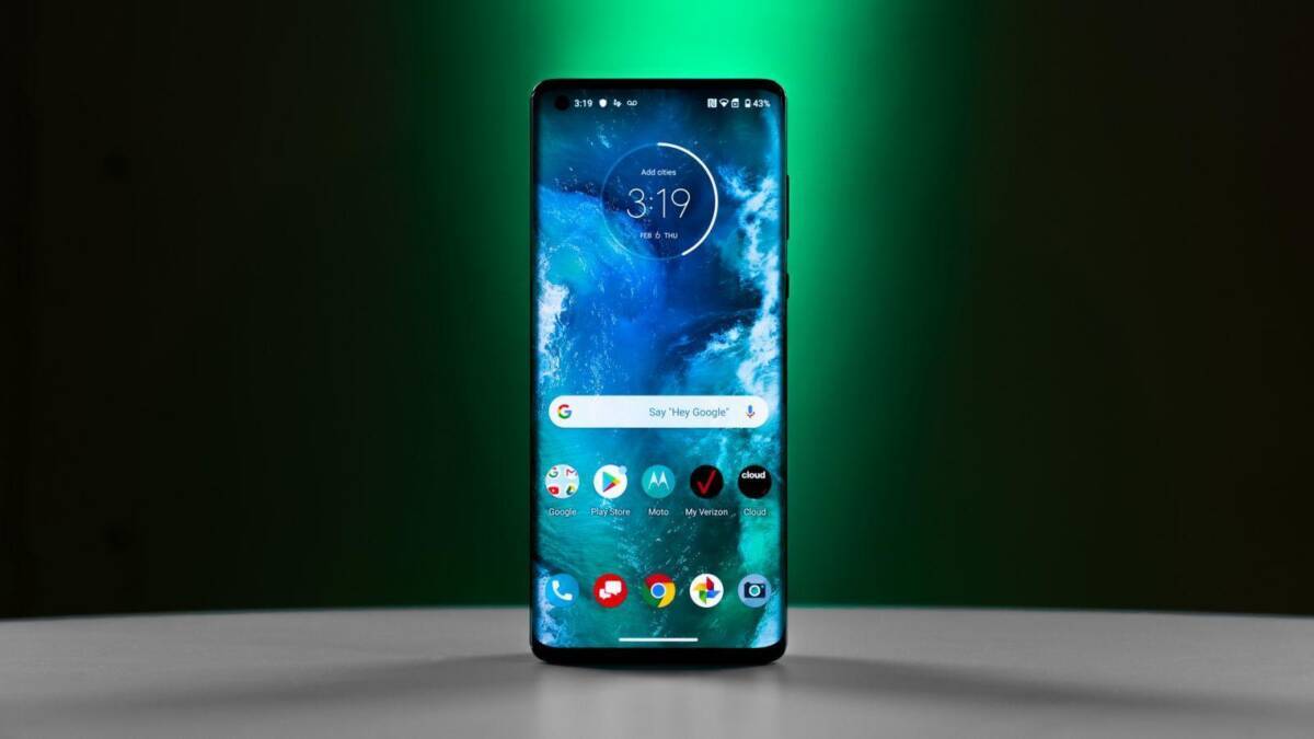 Смартфоник Motorola Edge+ с изогнутым дисплеем и интерфейсом