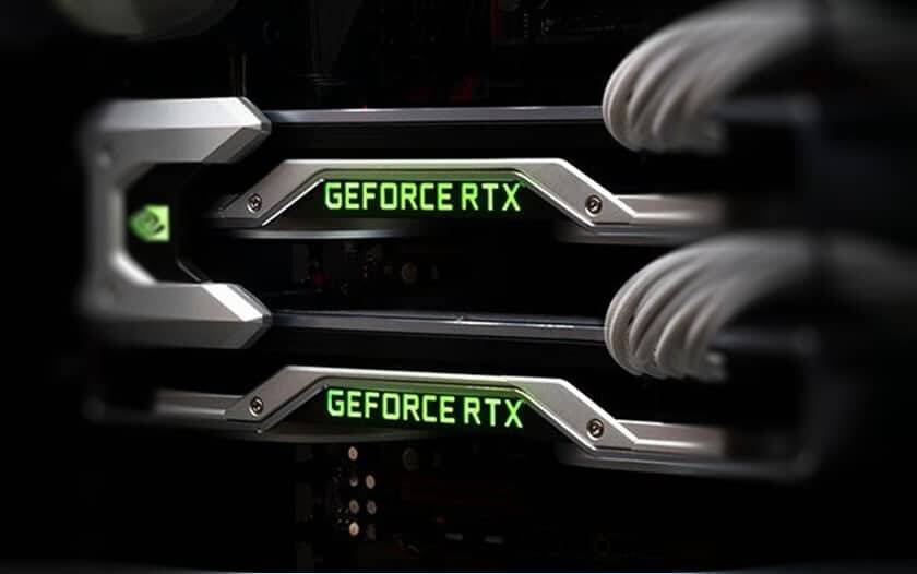Вертикальный вид видеокарт GeForce RTX с подсветкой