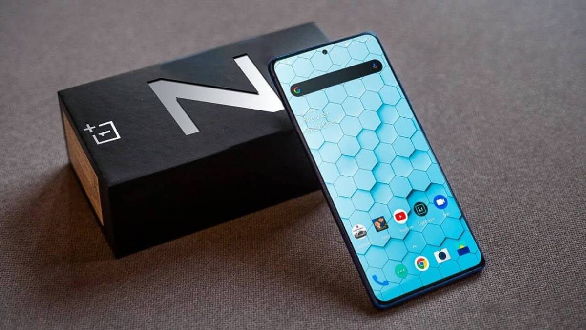 Смартфон Xiaomi CC10 Pro вблизи с черной коробкой