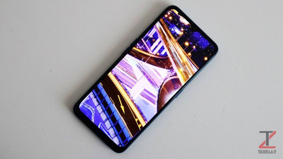 Смартфон Oppo A72 с ярким отображением экрана