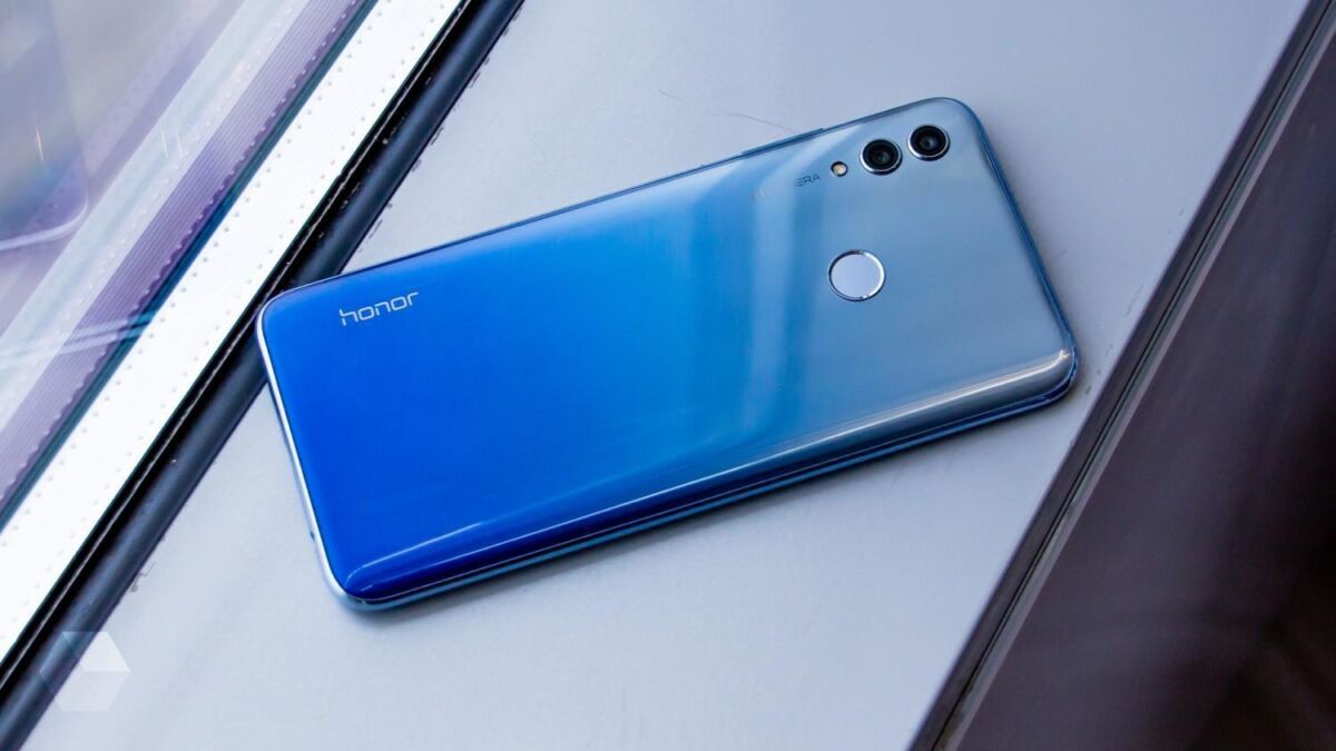 задняя панель смартфона honor с двумя камерами и датчиком отпечатков пальцев