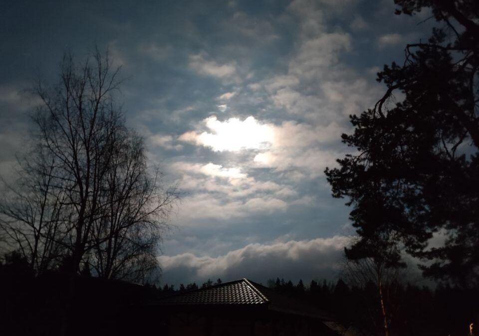 Полная луна и облака на ночном небе Xiaomi Mi Note 10 Pro