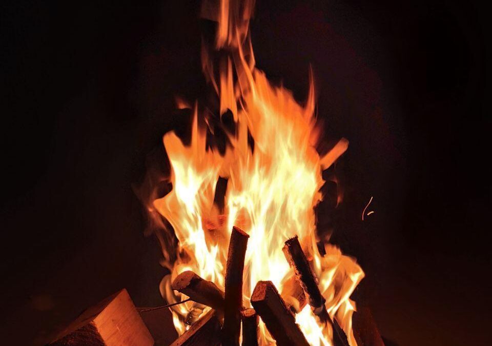 Огонь в костре Xiaomi Mi Note 10 Pro на темном фоне