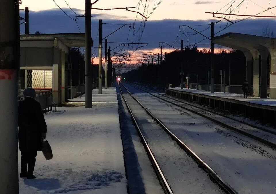 Модель Xiaomi Mi Note 10 Pro на железнодорожной станции зимой