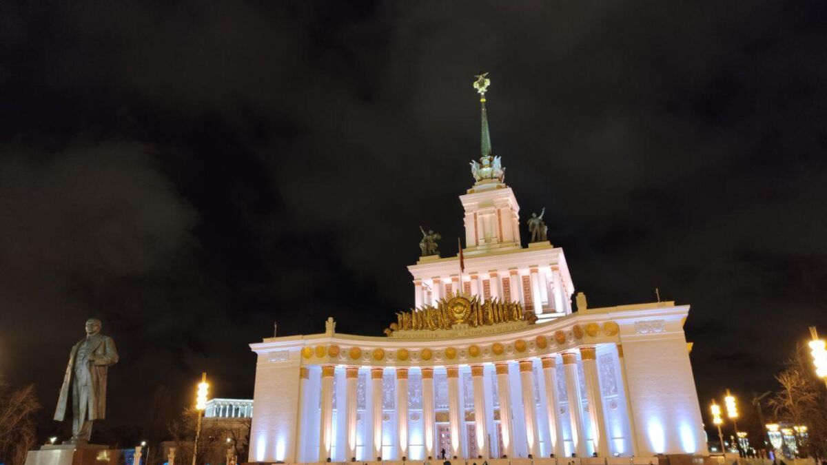 Ночное изображение главного здания с колоннами Xiaomi Mi Note 10 Pro