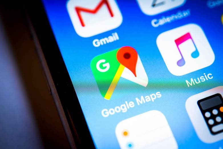 Экран смартфона с приложением Google Карты и функциями защиты от коронавируса