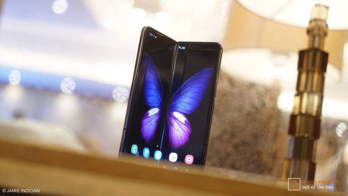 В сеть утекли новые детали о Samsung Galaxy Fold 2 3 Складной смартфон Samsung Galaxy Fold 2 на стойке