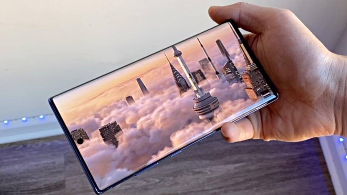 В сети появилась дата презентации Samsung Galaxy Note 20 3 Смартфон Samsung Galaxy Note 20 с дисплеем показывающим городские здания и облака