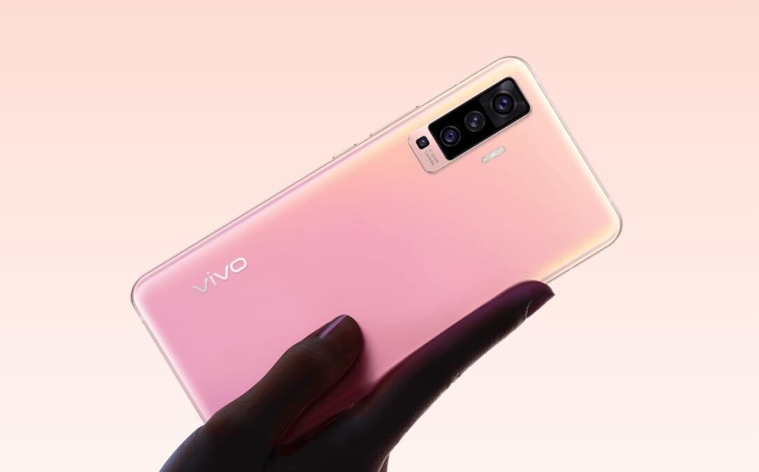 Розовый Vivo X50 с тройной камерой на задней панели