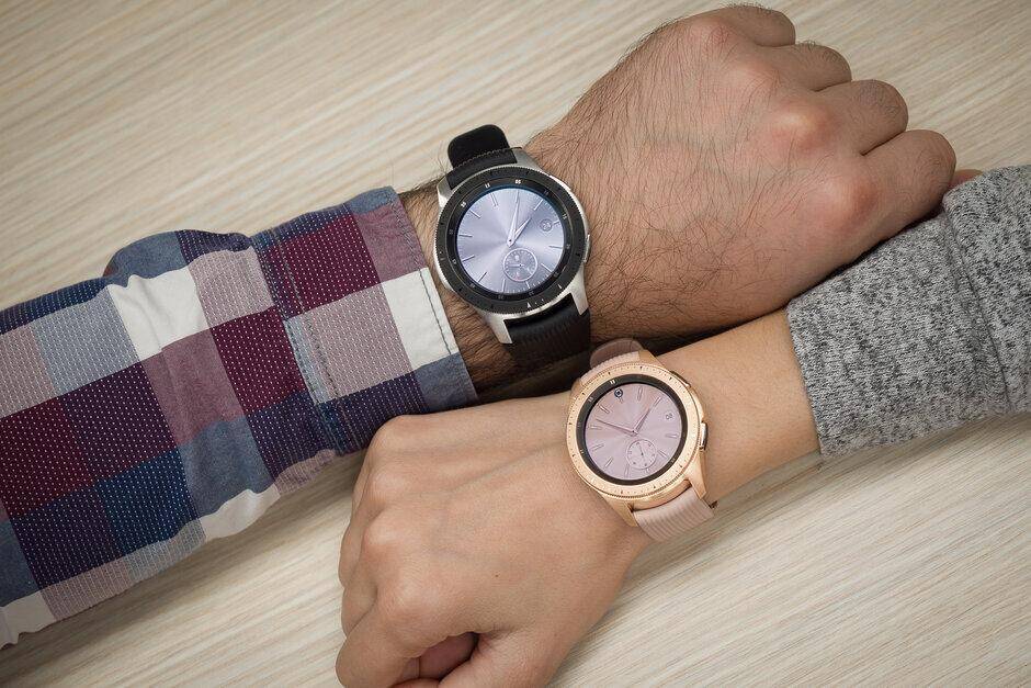 Два умных часа Galaxy Watch на запястьях мужчин